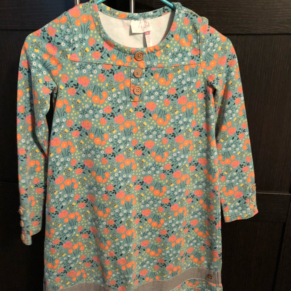 Colors are sea foam green and orange with beige accents
